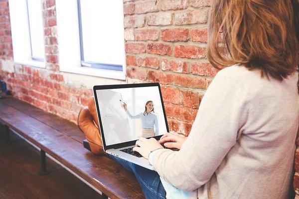 Les avantages des cours en distanciel pour les étudiants en communication visuelle à Paris